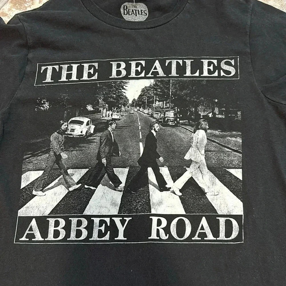 The Beatles Abbey Road Album Cover T-Shirt Size Small short sleeve black color - Picture 2 of 5